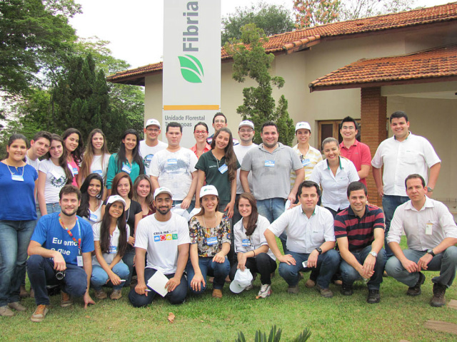 Estudantes conhecem a Fibria, cultura, valores e rotina de trabalho A Fibria recebeu na última terça-feira (2/9), a visita de mais vinte jovens, que tiveram a oportunidade de conversar com gestores e conhecer as práticas da empresa (Foto: Divulgação/Assecom)
