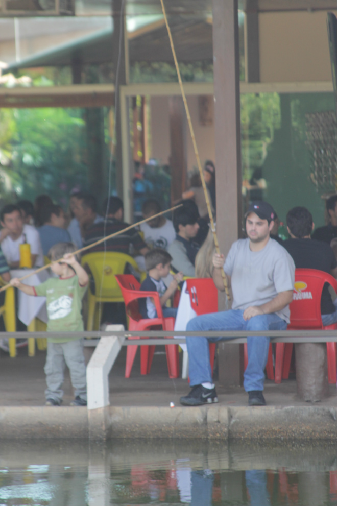 De peixeiros a empresários da gastronomia premiada Enquanto um frequentador curte uma pescaria no recinto do Lagoa da Prata...