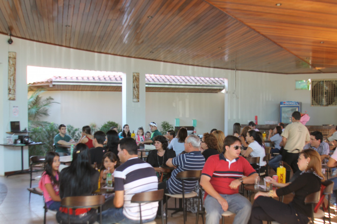 De peixeiros a empresários da gastronomia premiada ... outros clientes aguardam pacientemente a vez de conseguir uma mesa para almoçar com a família