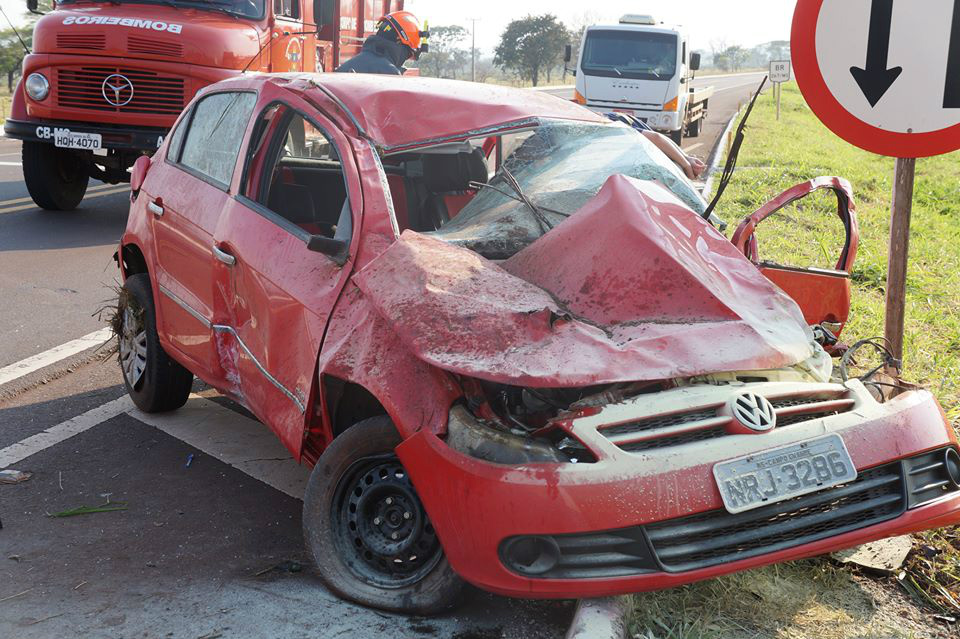 Casal fica ferido após capotar carro na BR-267 em Bataguassu De acordo com o Corpo de Bombeiros, ainda não se sabe o motivo pelo qual o motorista perdeu o controle da direção (Foto: João Carlos Tonon/ Radio Portal News)