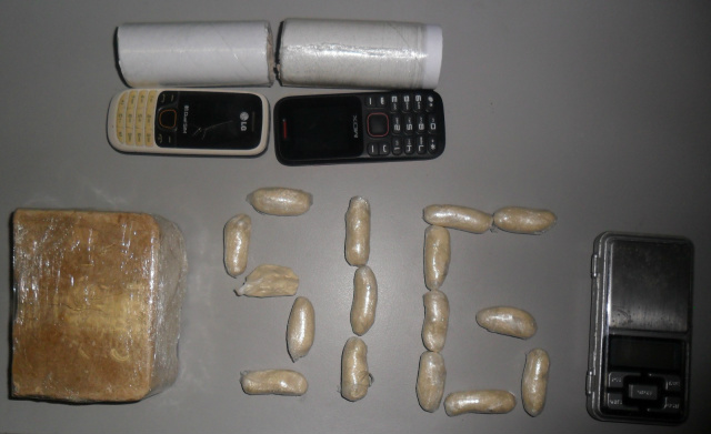 SIG deflagra operação e obtém resultados positivos contra o tráfico de drogas Aparelhos celulares e crack foram encontrados durante a operação. (Foto: SIG/ Três Lagoas)