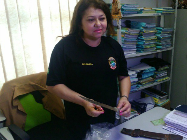 Briga por 'asa de galinha' provoca morte em fazenda de MS, diz delegada Delegada mostra faca utilizada para ferir homem em fazenda de MS (Foto: Graziela Rezende/G1 MS)