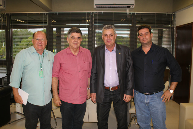 Angelo Guerreiro busca incentivo estadual para produtores de leite da região do Bolsão Da esquerda para a direita, o diretor-presidente da Agraer, o Secretário de Estado de Fazenda, o deputado estadual Angelo Guerreiro e o presidente da Associação Comercial, Industrial e Agropastoril de Selvíria durante reunião para falar sobre o produtor de leite da região (Foto: Assessoria)