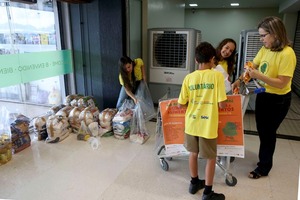 Dia Nacional da Coleta de Alimentos movimentou supermercados de Brasília  (Wilson Dias/Agência Brasil)