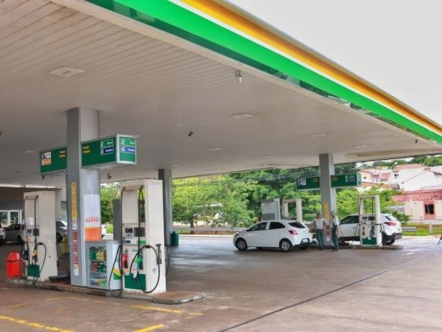 Preço médio da gasolina tem segunda queda seguida em Mato Grosso do Sul Veículos abastecem em posto de combustíveis na Capital (Foto: Henrique Kawaminami)