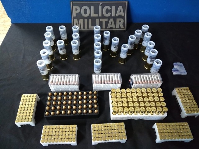 Munições apreendidas com o suspeito nesta sexta-feira à tarde em Caarapó, na região sul de MS — Foto: PM/Divulgação