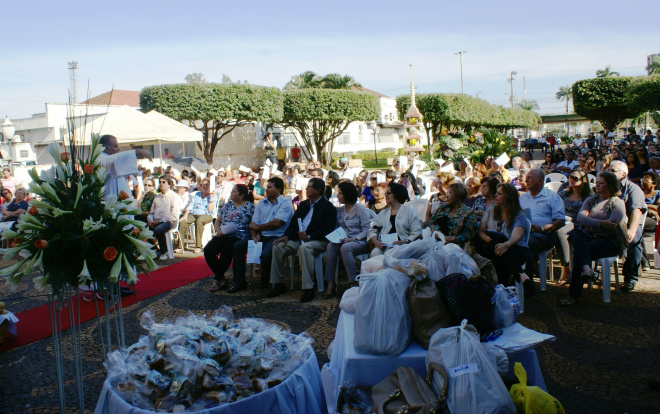 Santo Antônio é celebrado com Missa Campal em Três Lagoas Depois da missa a população leva os pães abençoados para casa
Foto: Adriano Vialle