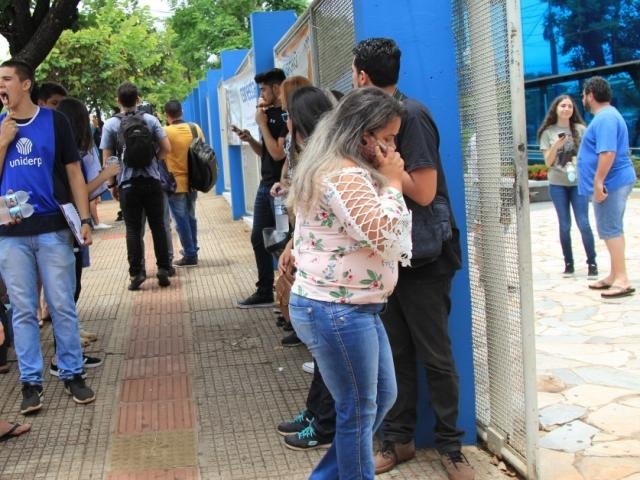 Atenção: Portões do Enem abrem às 11 horas para candidatos de MS Entrada da Uniderp na prova do último domingo. (Foto: Marina Pacheco)