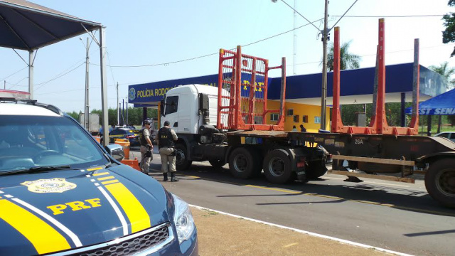 Já na reativação, os patrulheiros efetuavam a fiscalização dos  veículos que trafegavam pela rodovia em frente ao posto da PRF (Foto: Ricardo Ojeda)