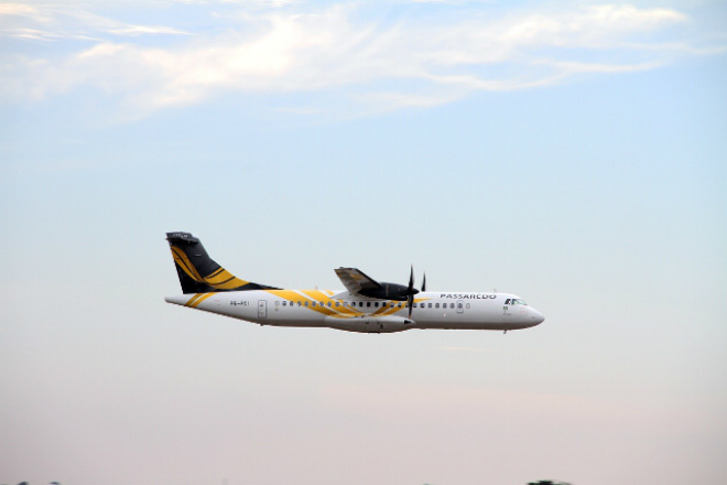 Aeronave ATR-72 vindo de Guarulhos fez voo sem escala com destino a Três Lagoas inicia procedimento de pouso no aeroporto local (Foto: JJ Cajú) 