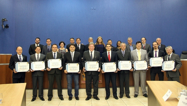 Vereadores concedem título a defensores, deputado e desembargadores A homenagem ocorreu na véspera da sessão solene que elevará a Comarca de Três Lagoas a categoria de Entrância Especial. (Foto:Assessoria)