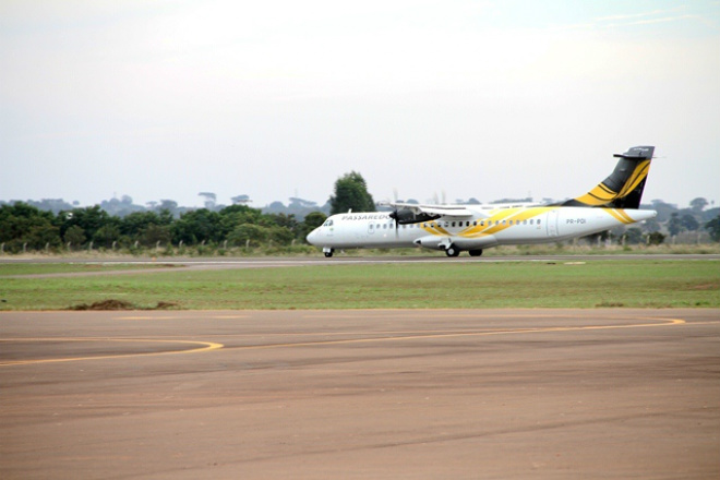Aeronave trazendo empresários e a diretoria da Passaredo pousa em Três Lagoas (Foto: JJ Cajú)