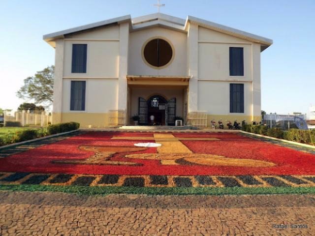 Em Três Lagoas, a tradicional confecção dos tapetes de pó de cerra acontece em frente à Catedral Sagrado Coração de Jesus (Foto: Arquivo/ Perfil News)