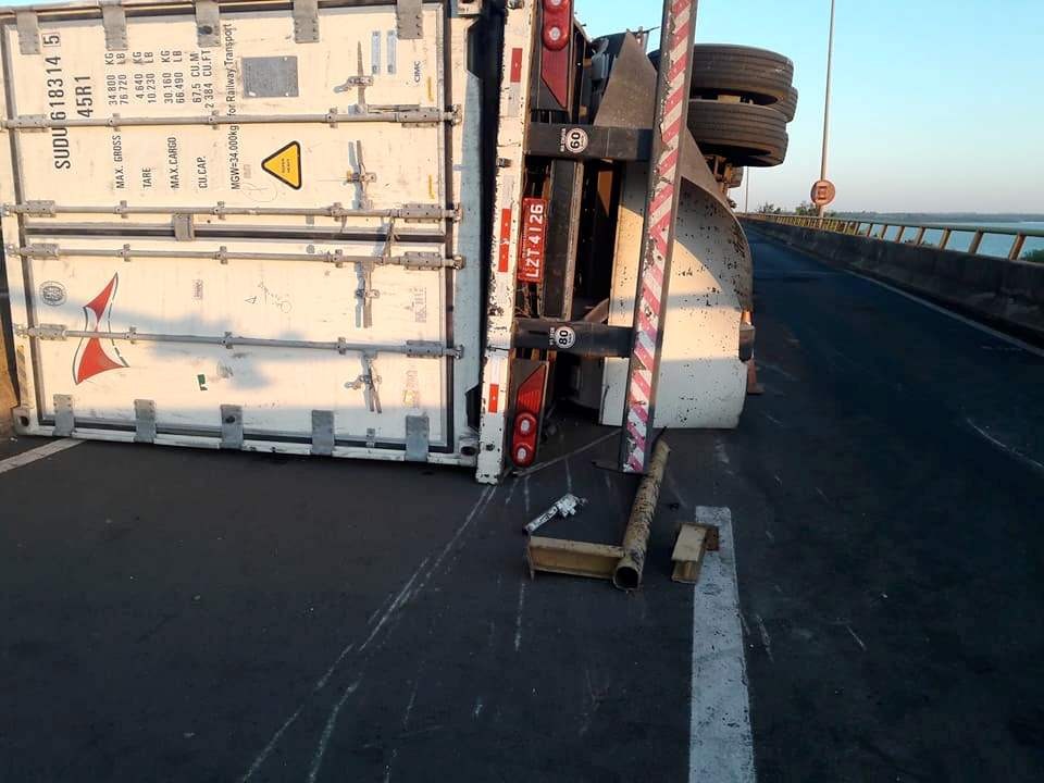 Caminhão tomba em ponte sobre o rio Paraná Pista ficou interditada parcialmente. (Fotos: Divulgação/ Fernando Schumaker).