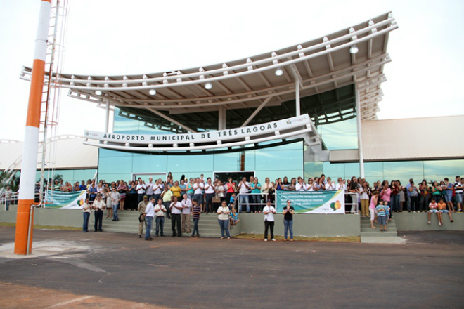 População compareceu maciçamente no aeroporto Plínio Alarcom para prestigiar a solenidade (Foto: JJ Cajú)  