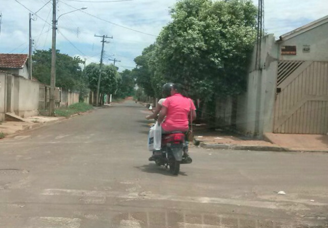 Em Três Lagoas, leitor do Perfil News flagra passageira de moto sem capacete Ausência de equipamentos para a segurança dos motociclistas ajudam ampliar as estatísticas de acidentes (Foto: WhatsApp)
