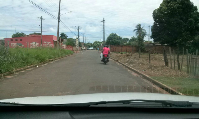 Em Três Lagoas, leitor do Perfil News flagra passageira de moto sem capacete O internauta seguiu a motocicletas por várias rias do bairro Santa Luzia (Foto: WhatsApp)