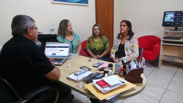 Acompanhada da maestrina Cidinha Mariano, as mães da dupla mirim estiveram no Perfil News para contar a notícia e pedir ajuda para arrecadar a quantia de R$ 3 mil para ajudar nas despesas (Foto: Gabriela Rufino)