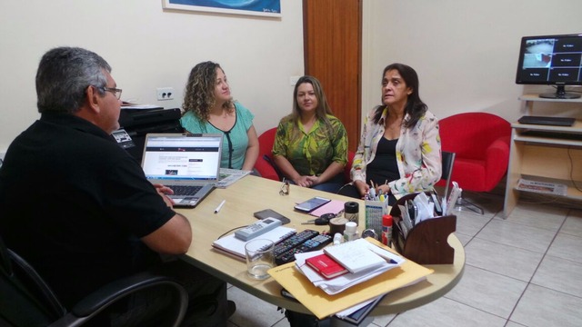Cantores mirins pedem ajuda para participar de audição “2 Filhos de Francisco’’ Acompanhada da maestrina Cidinha Mariano, as mães da dupla mirim estiveram no Perfil News para contar a notícia e pedir ajuda para arrecadar a quantia de R$ 3 mil para ajudar nas despesas (Foto: Gabriela Rufino)