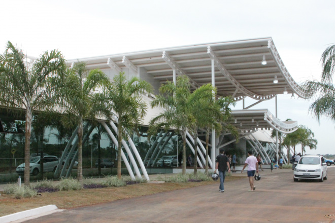 Entrada do receptivo do aeroporto  tem muito verde e arquitetura moderna (Foto: Ricardo Ojeda) 