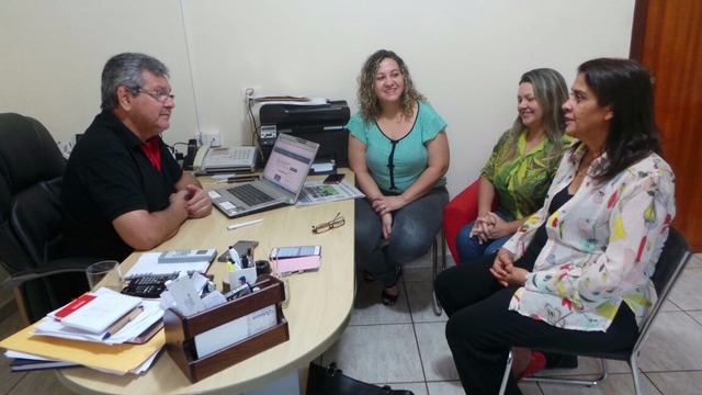 As mães deixaram número da conta bancária para aqueles que puderem ajudar para que seus filhos possam realizar este sonho de participar do musical (Foto: Gabriela Rufino)