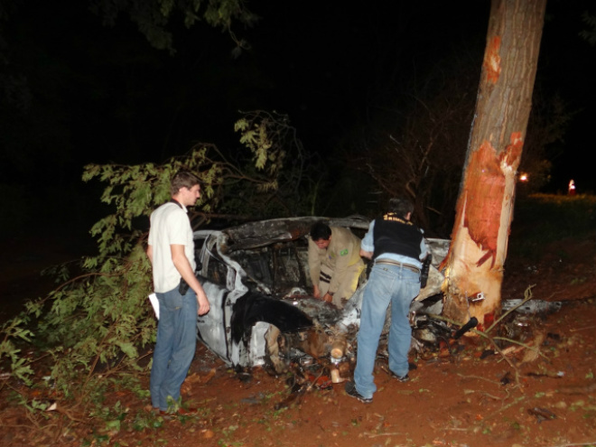 Dois morrem em acidente próximo a Rio Brilhante Acidente fatal aconteceu no final da noite deste sábado (28) (Foto: Osvaldo Duarte)