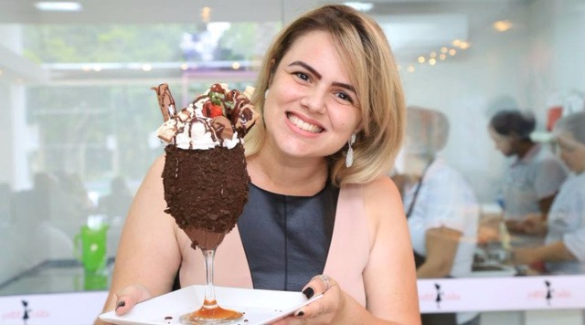 Liara Souza, fundadora da Petit Cake, com o carro-chefe do negócio: a taça suja (Foto: Divulgação)