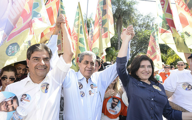 Ao lado do governador André Puccinelli e da vice-governadora Simone Tebet, Nelsinho caminha sua campanha rumo ao governo do Estado (Foto: Divulgação)