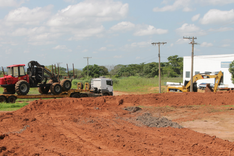 Pista do Arena Mix começa a receber reformas para a realização do evento em abril Ao fundo, a retroescavadeira de esteira da Cassol trabalha na preparação da pista; à esquerda, a máquina empilhadeira de palanques de eucalipto (Foto: Léo Lima)