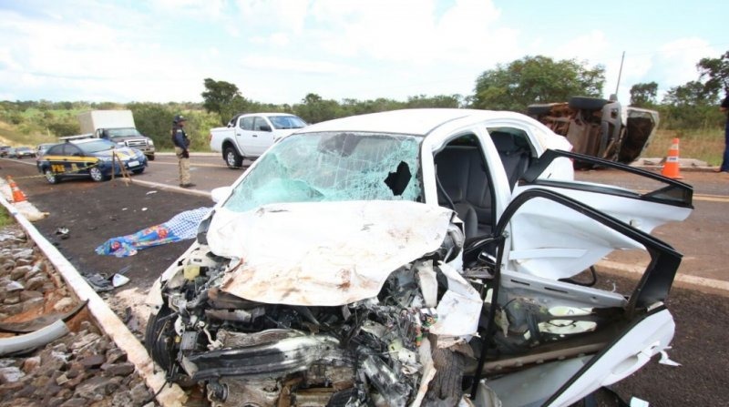 Carro que o sargento viajava com familiares e, ao fundo, a caminhonete. (Fotos: Campo Grande News). 