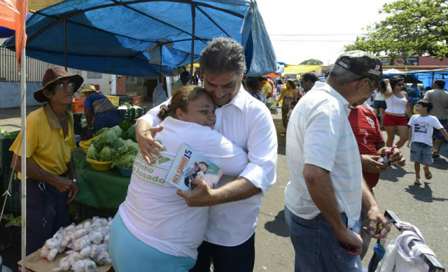 Nas caminhadas que faz, Nelsinho tem recebido o carinho dos simpatizantes (Foto: Divulgação)