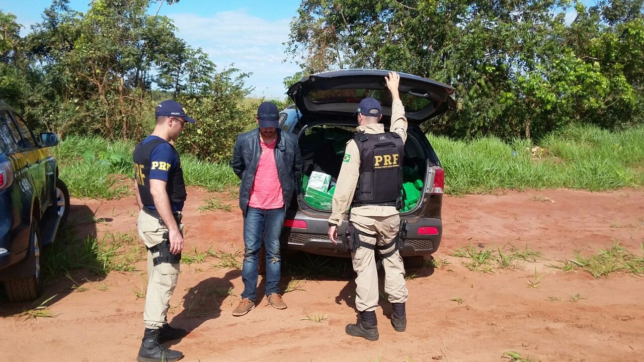 PRF apreende mais de 1t de maconha em MS O veículo empreendeu fuga entrando na BR 267, sendo acompanhado pela PRF (Foto/Assessoria)