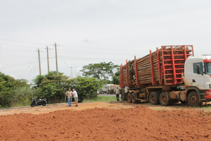 Pista do Arena Mix começa a receber reformas para a realização do evento em abril Promotor Antônio Carlos explica aos funcionários da Eldorado Brasil onde devem ser colocados os palanques de eucalipto (Foto: Léo Lima)
