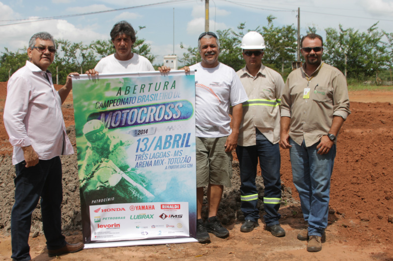Pista do Arena Mix começa a receber reformas para a realização do evento em abril Ojeda, Scaramez e Tóto, com funcionários da Eldorado Brasil, posam para foto com o banner do evento (Foto: Léo Lima)