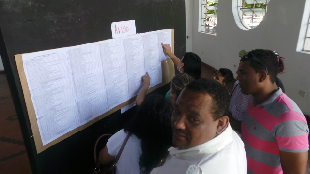 A lista dos contemplados ficou afixada no mural no saguão da prefeitura e os beneficiários fizeram fila para conferir a listagem (Foto: Ricardo Ojeda) 