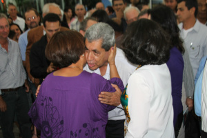 Puccinelli foi calorosamente recebido no saguão do aeroporto por populares que fizeram questão de abraça-lo (Foto: Ricardo Ojeda)