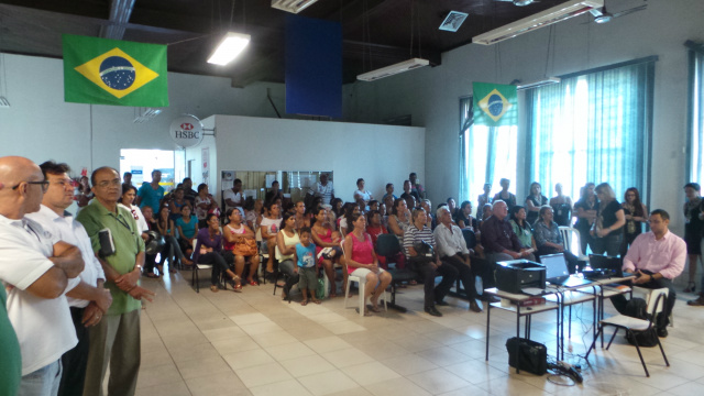 Além de familiares dos mutuários, vereadores também estiveram presente acompanhando o sorteio (Foto: Ricardo Ojeda)
