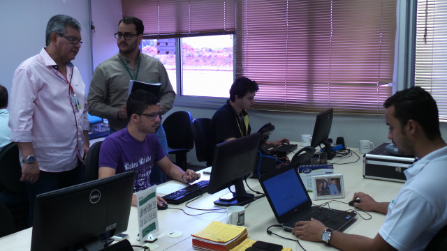 Marcio Henrique Sastre, do setor de Planejamento e Logística e a equipe que se reveza diuturnamente monitorando em tempo real os caminhões de transporte de cargas da fábrica (Foto: Lucas Gustavo)