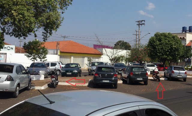 Sem fiscalização, motos tomam vagas de carros em Três Lagoas Mesmo com vagas destinadas a estacionamento de motocicletas, alguns condutores ocupam espaço destinados aos veículos ocasionando flagrante infração e revolta nos motoristas que ficam privados de estacionar nas vagas permitidas aos automóveis, como mostram as imagens (Fotos: Ricardo Ojeda)