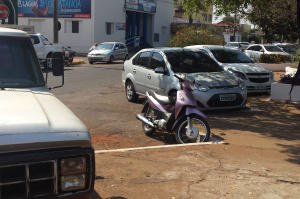 Sem fiscalização, motos tomam vagas de carros em Três Lagoas