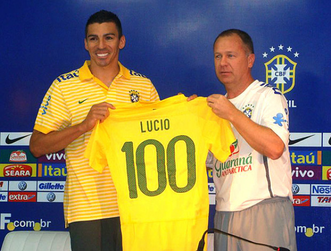 Brasil joga contra Holanda no sábado Mano Menezes entrega a camisa 100 ao zagueiro Lúcio (Foto: Márcio Iannacca / GLOBOESPORTE.COM)
