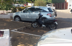 Sem fiscalização, motos tomam vagas de carros em Três Lagoas Sem fiscalização, motos tomam vagas de carros em Três Lagoas