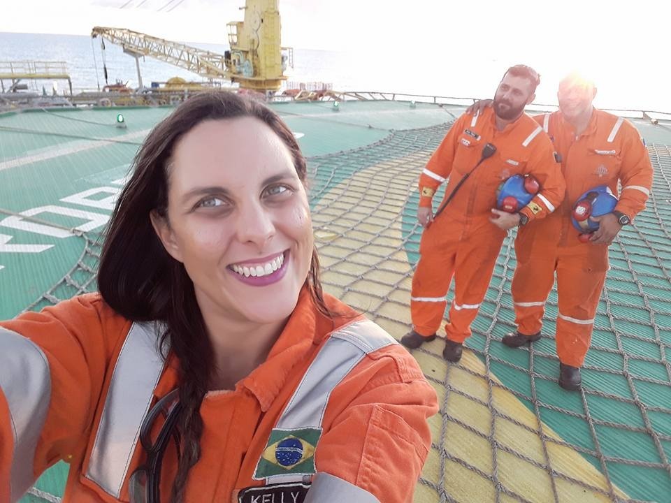 De terra e do mar: a engenheira que saiu da UFN3 para uma das plataforma de petróleo da Bacia de Campos A engenheira Kelly Macedo, que morava em Três Lagoas e hoje trabalha em plataformas de petróleo da Bacia de Campos, no Rio de Janeiro. Fotos: Arquivo Pessoal