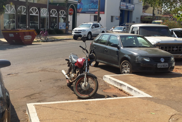 No mesmo quarteirão, a reportagem flagrou vários motocicletas estacionadas em vagas disponibilizadas para veículos (Fotos: Ricardo Ojeda)