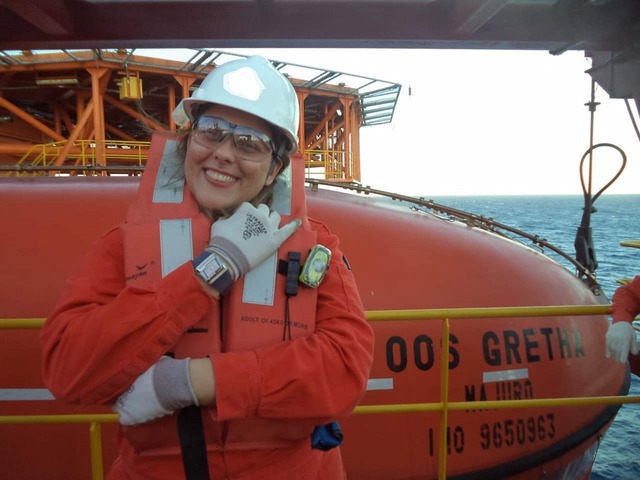 De terra e do mar: a engenheira que saiu da UFN3 para uma das plataforma de petróleo da Bacia de Campos Kelly a bordo da plataforma em que está trabalhando hoje. Foto: Arquivo Pessoal