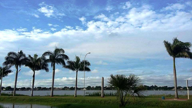 Em Três Lagoas, tempo amanheceu firme e com poucas nuvens. (Fotos: Patrícia Miranda).