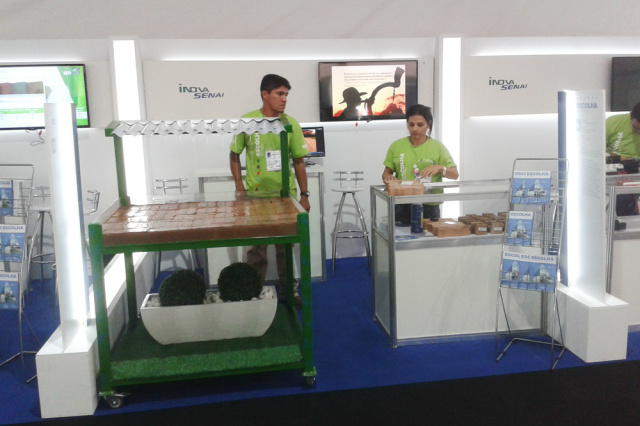 Senai de MS expõe revestimento ecológico em mostra de inovação na Expominas Trata-se de um produto alternativo à lama asfáltica e ao concreto utilizados na pavimentação urbana (Foto: Divulgação/Assecom)