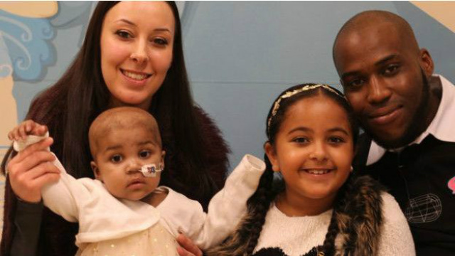Tratamento inédito reverte leucemia 'incurável' de bebê A aposta em novo tratamento possibilita a Família de Layla posarem para foto com sorrisos esperançosos. (Foto:Divulgação)
