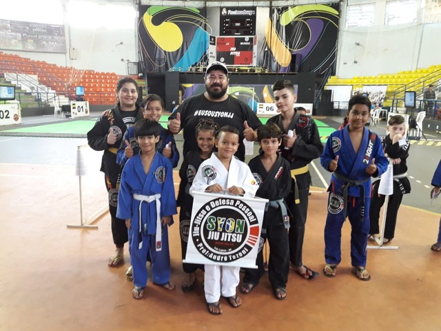 Equipe SYON Jiu Jitsu de Três Lagoas conquista medalhas Araçatuba - SP A SYON conquistou no total 12 medalhas, sendo 6 de ouro, 1 de Prata e 5 de bronze (Foto/Assessoria)