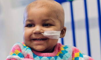 Tratamento inédito reverte leucemia 'incurável' de bebê Layla foi a primeira a se submeter ao tratamento que havia sido testado apenas uma vez em camundongos. (Foto: Divulgação)